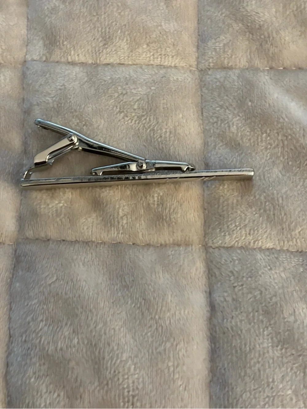 Silver Tie Bar and Pink Round Cufflinks Set Men’s